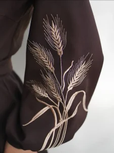 گلدوزی روی آستین مانتو