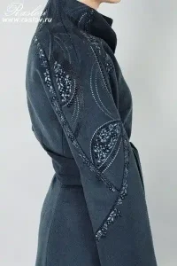 گلدوزی روی آستین مانتو