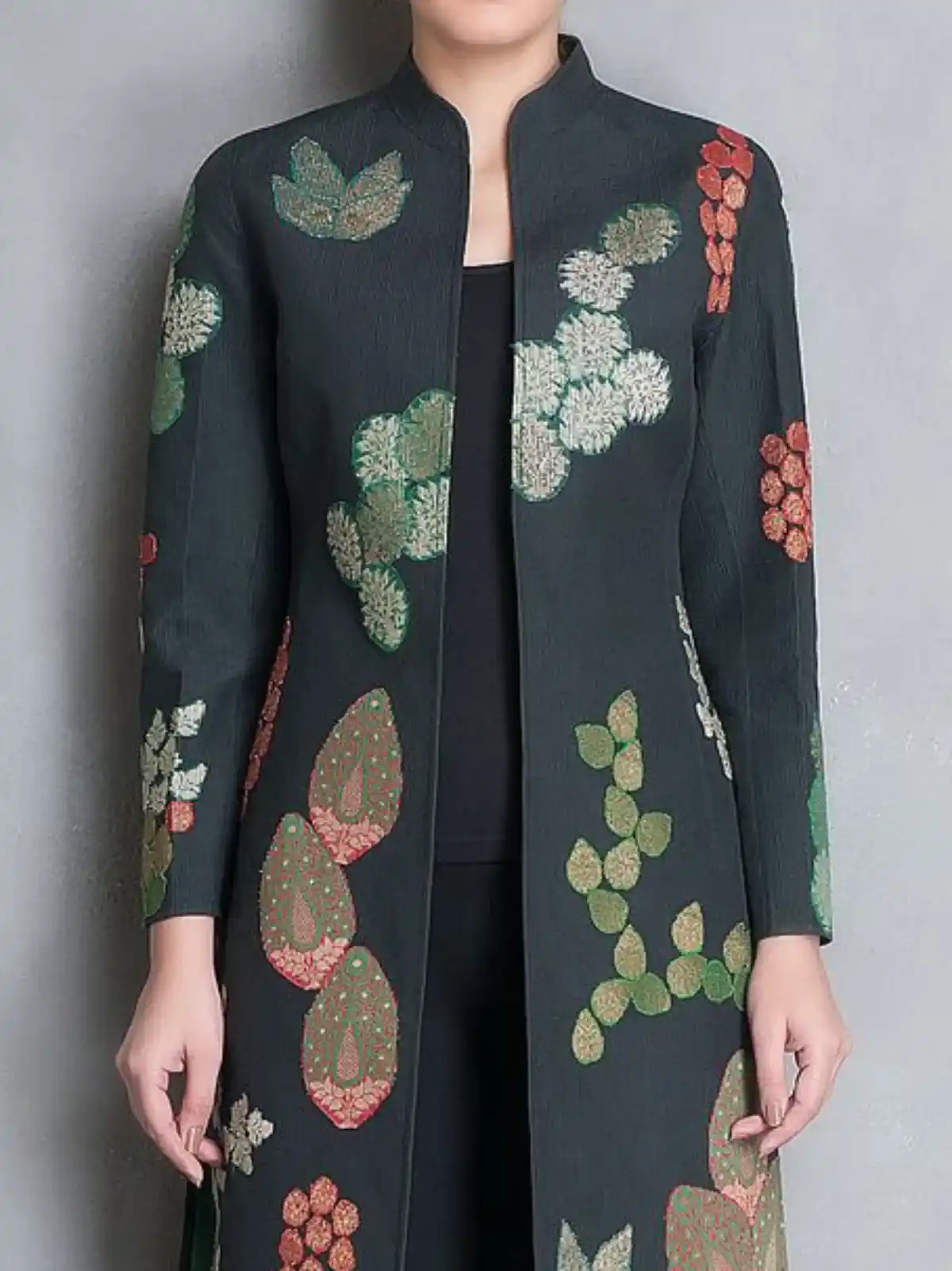 گلدوزی روی سینه مانتو