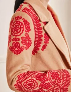 گلدوزی روی آستین مانتو