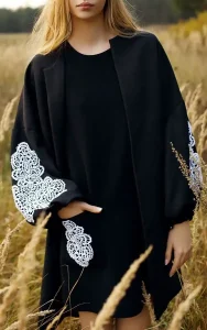 گلدوزی روی آستین مانتو