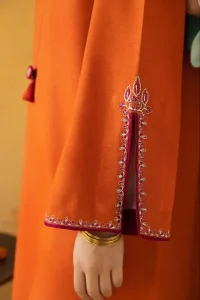 گلدوزی روی آستین مانتو