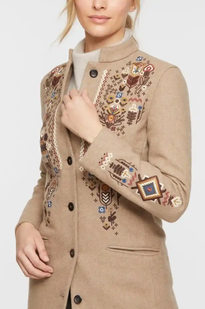 گلدوزی روی مانتو