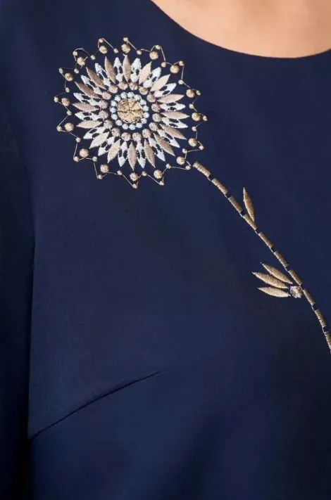 گلدوزی روی مانتو